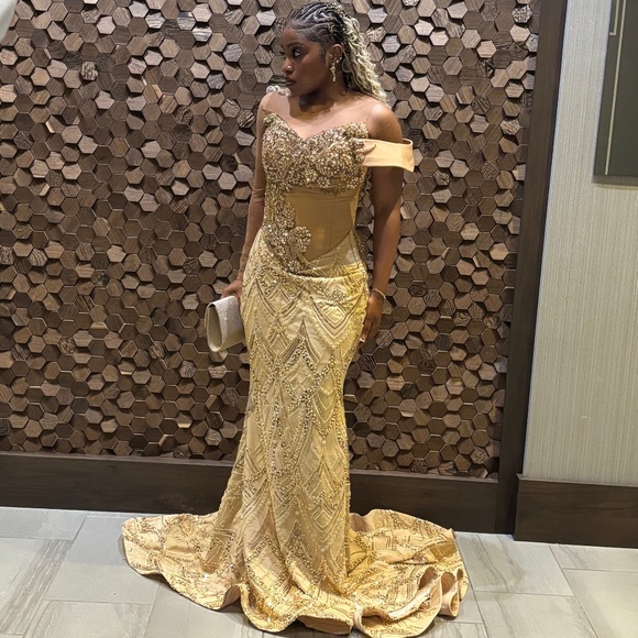 Gold Corset Jeweled Custom Nigerian Dress - www.disolcolor.com Gold Corset Jeweled Custom Nigerian Dress - www.disolcolor.com